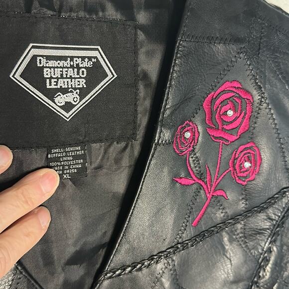 Black Leather Moto Vest Embroidered Roses Biker Gang Pockets Halloween Goth - Picture 3 of 6